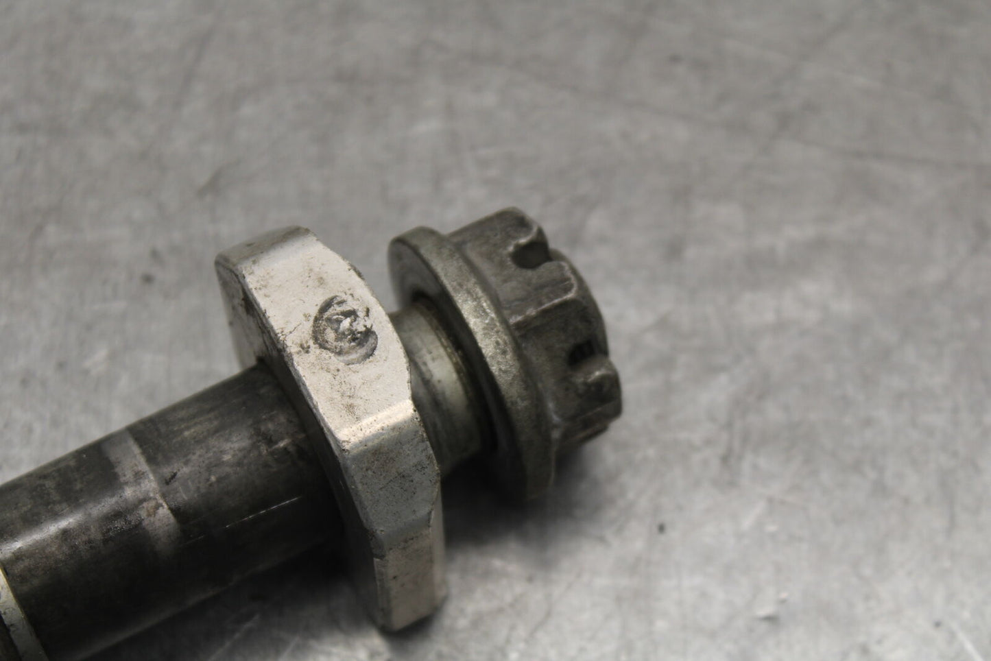 05-06 SUZUKI GSXR1000 REAR AXLE BACK WHEEL RIM PIVOT BOLT AXEL 64711-33E30 BB677