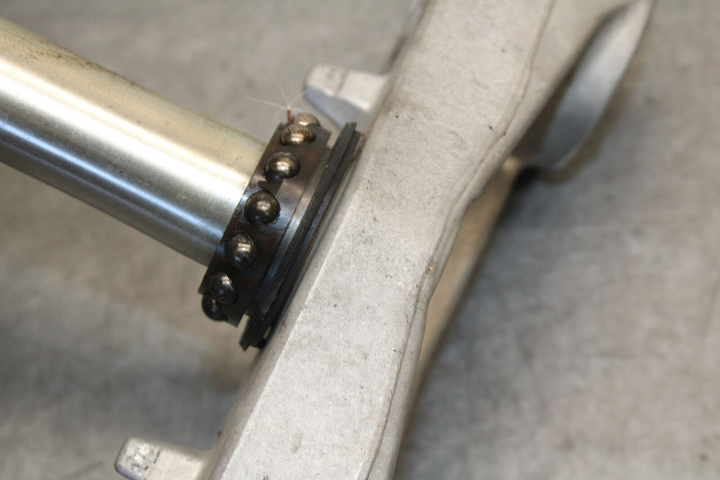 05-06 SUZUKI GSXR1000 FRONT FORKS CLAMP LOWER TRIPLE TREE STEM 51410-41G00 BB677