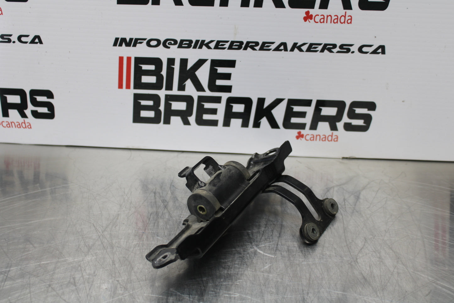 04-05 KAWASAKI NINJA ZX10R GAS TANK FUEL PETROL RESERVOIR BRACKET MOUNT BB163