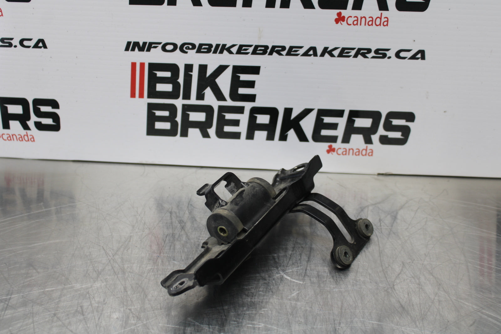 04-05 KAWASAKI NINJA ZX10R GAS TANK FUEL PETROL RESERVOIR BRACKET MOUNT BB163