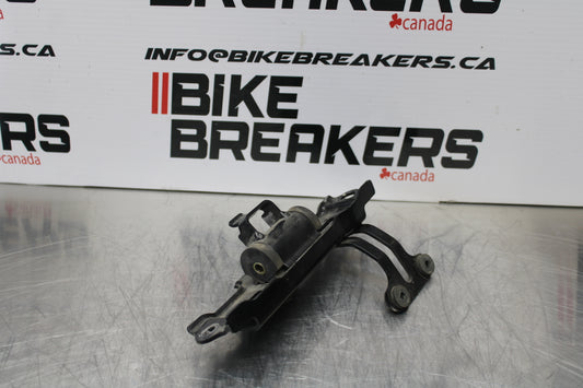04-05 KAWASAKI NINJA ZX10R GAS TANK FUEL PETROL RESERVOIR BRACKET MOUNT BB163