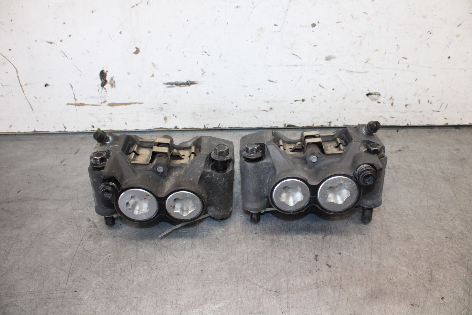 08-16 YAMAHA YZF R6 RIGHT LEFT FRONT BRAKE CALIPER SET PAIR CALIPERS BB665