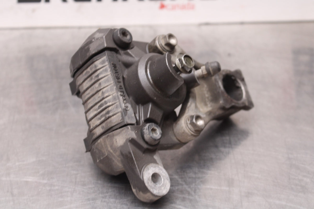 00 SUZUKI GSXR750 REAR BACK BRAKE CALIPER W MOUNT BRACKET BB820