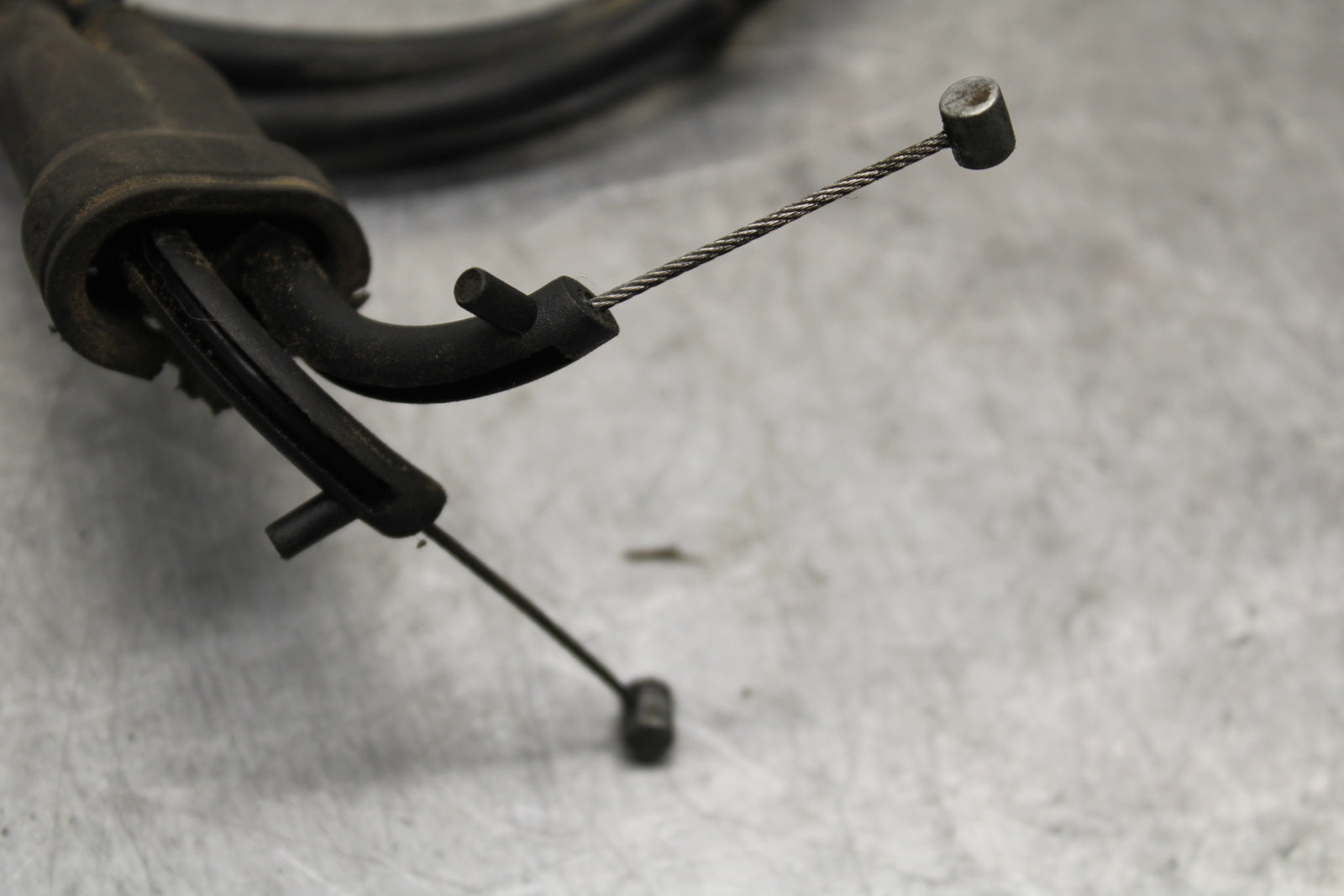 09-11 TRIUMPH DAYTONA 675 THROTTLE CABLES LINES BB652