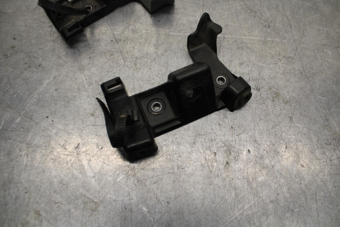 07 YAMAHA YZF R6 2c0  SIDE FAIRING BRACKET BB75