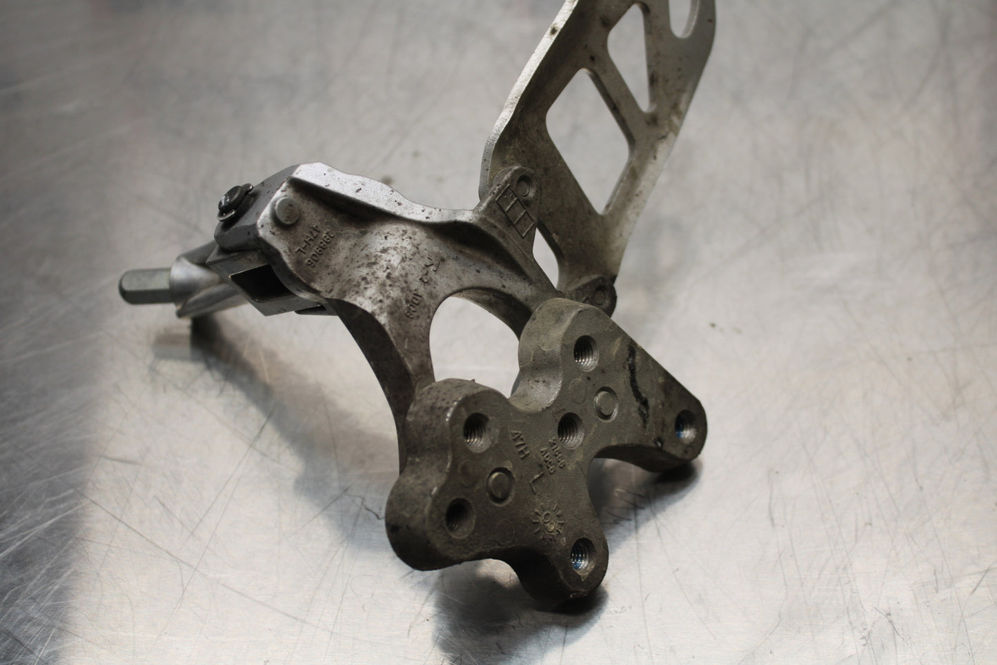 11 SUZUKI GSXR1000 LEFT REARSET REAR SET DRIVER FOOT PEG REST STOP BB142