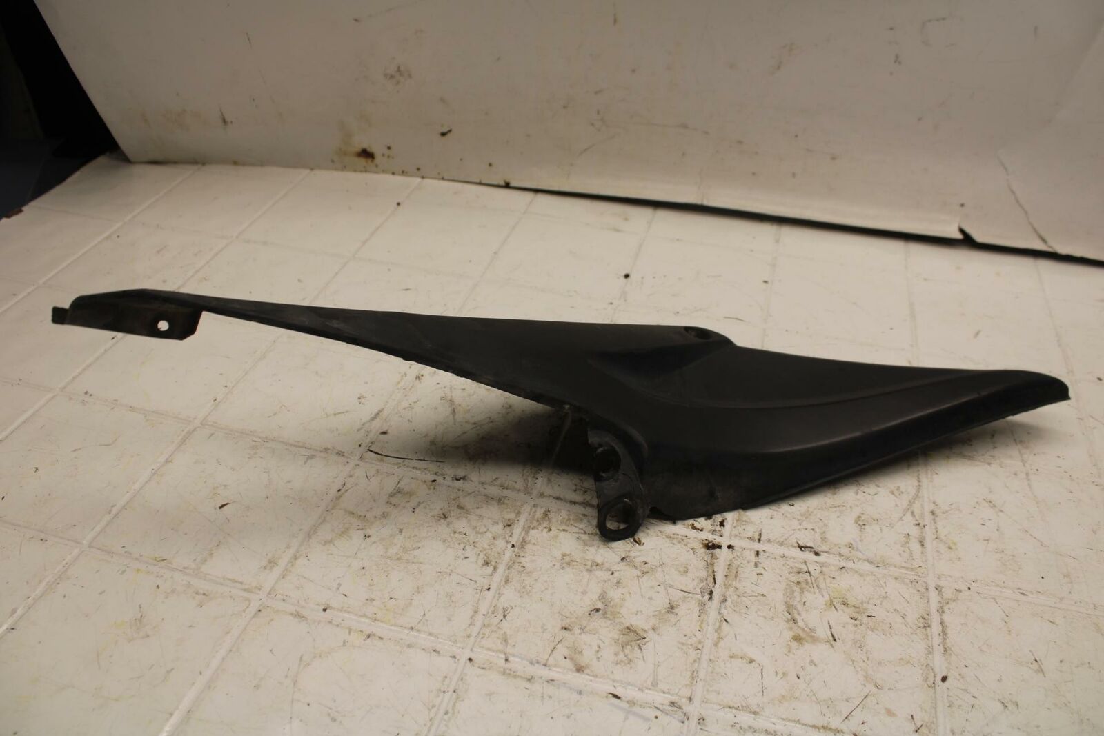 05-06 HONDA CBR600RR RIGHT FRONT SIDE SEAT SADDLE PANEL TRIM COWL FAIRING BB399