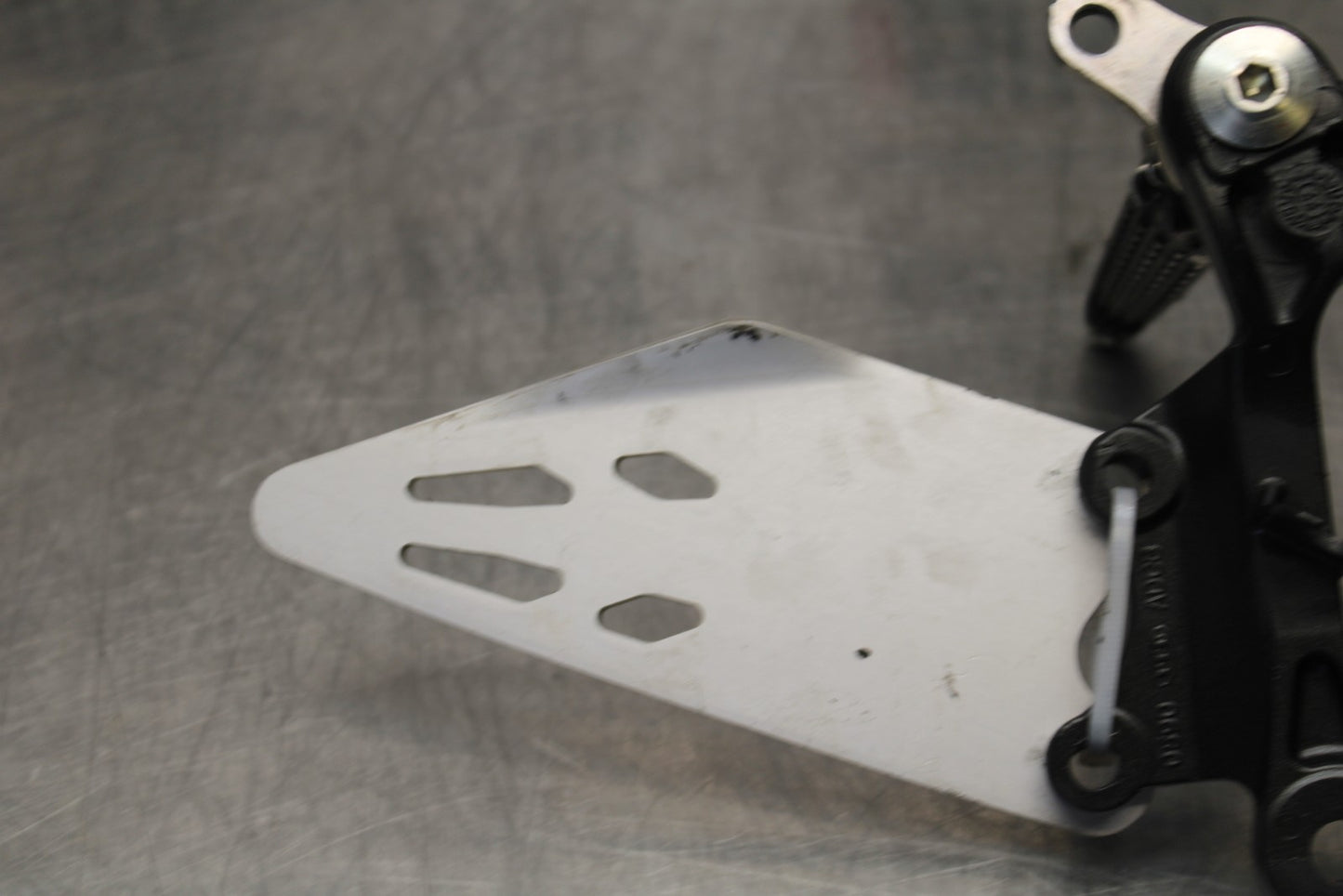 21-23 KAWASAKI NINJA ZX6R RIGHT REARSET REAR SET DRIVER FOOT PEG REST STOP BB179