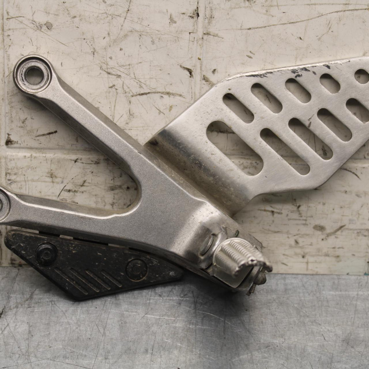 2006 Yamaha YZF R6 LEFT REARSET REAR SET DRIVER FOOT PEG REST STOP BB560