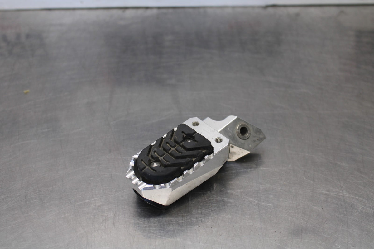 19 BMW F750GS AFTERMARKET RIGHT FRONT FOOT REST PEG STEP BB938