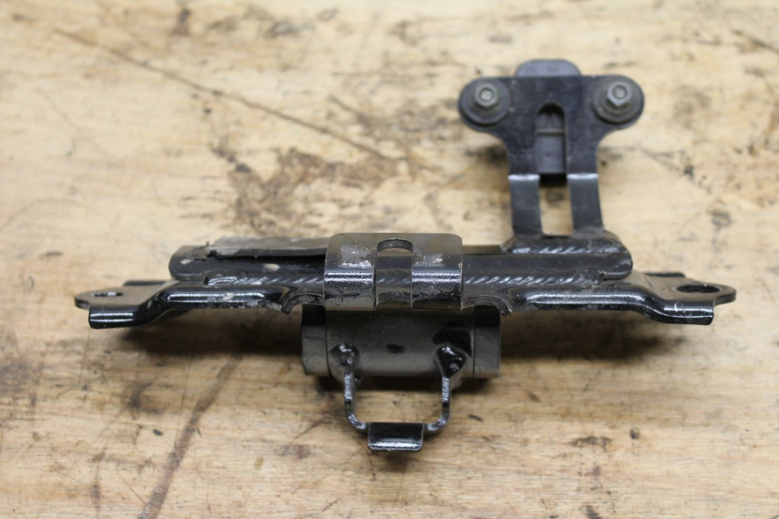 04-05 KAWASAKI NINJA ZX10R GAS TANK FUEL PETROL RESERVOIR BRACKET MOUNT BB322