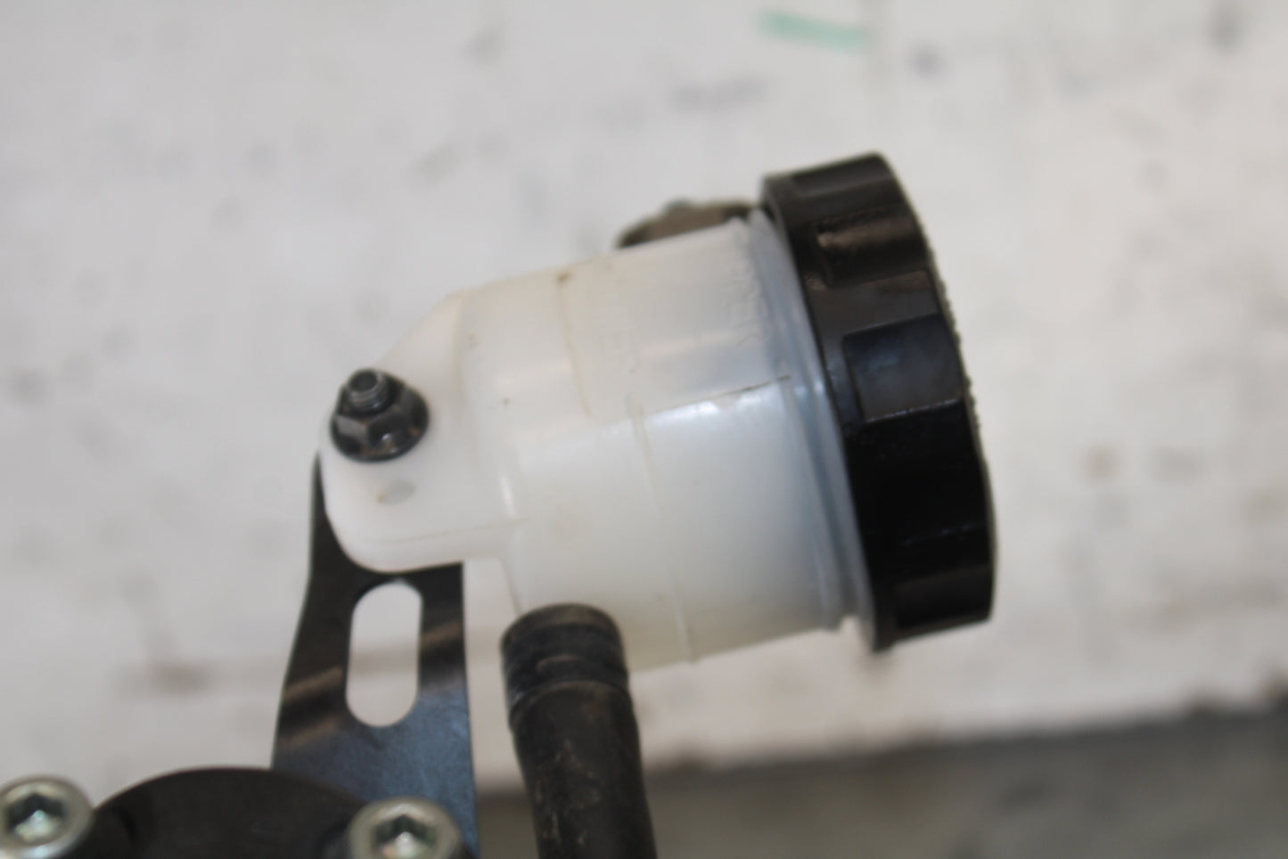 19-23 KAWASAKI NINJA ZX6R FRONT BRAKE MASTER CYLINDER w/ LEVER BB701