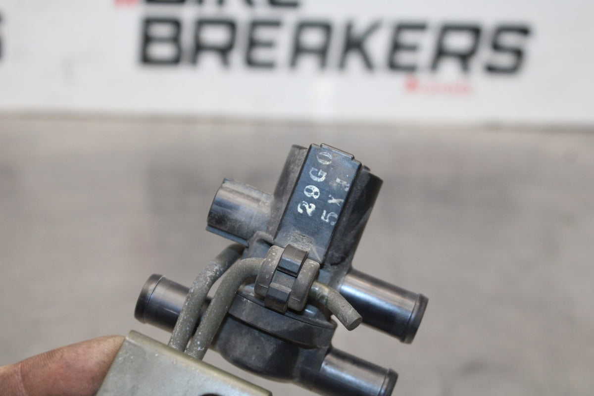 05-06 SUZUKI GSXR1000 AIR VALVE SOLENOID TOP ENGINE SWITCH SENSOR BB857