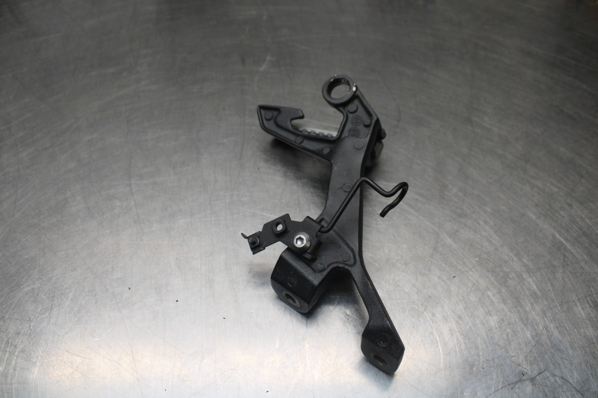 18-26 KAWASAKI Z400 LEFT RIGHT REAR PILLION PEG BRACKETS MOUNTS BB852
