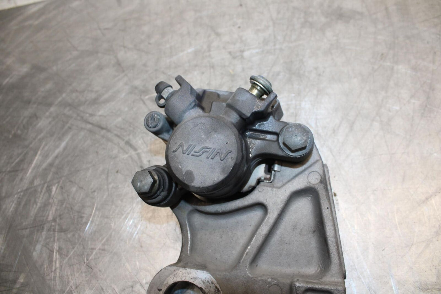 07 YAMAHA YZF R6 REAR BACK BRAKE CALIPER W MOUNT BRACKET 2C0-2580W-00-00 BB495