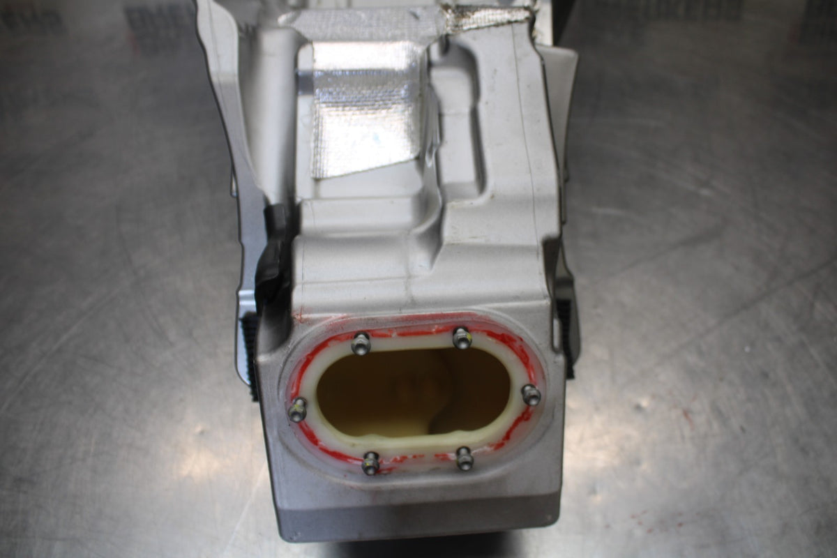 16 APRILIA TUONO V4 1100 GAS TANK FUEL CELL PETROL RESERVOIR BB905