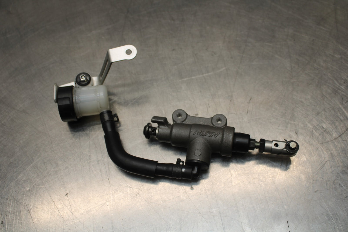 18 YAMAHA YZF R1  REAR BACK BRAKE MASTER CYLINDER W RESERVOIR BB838