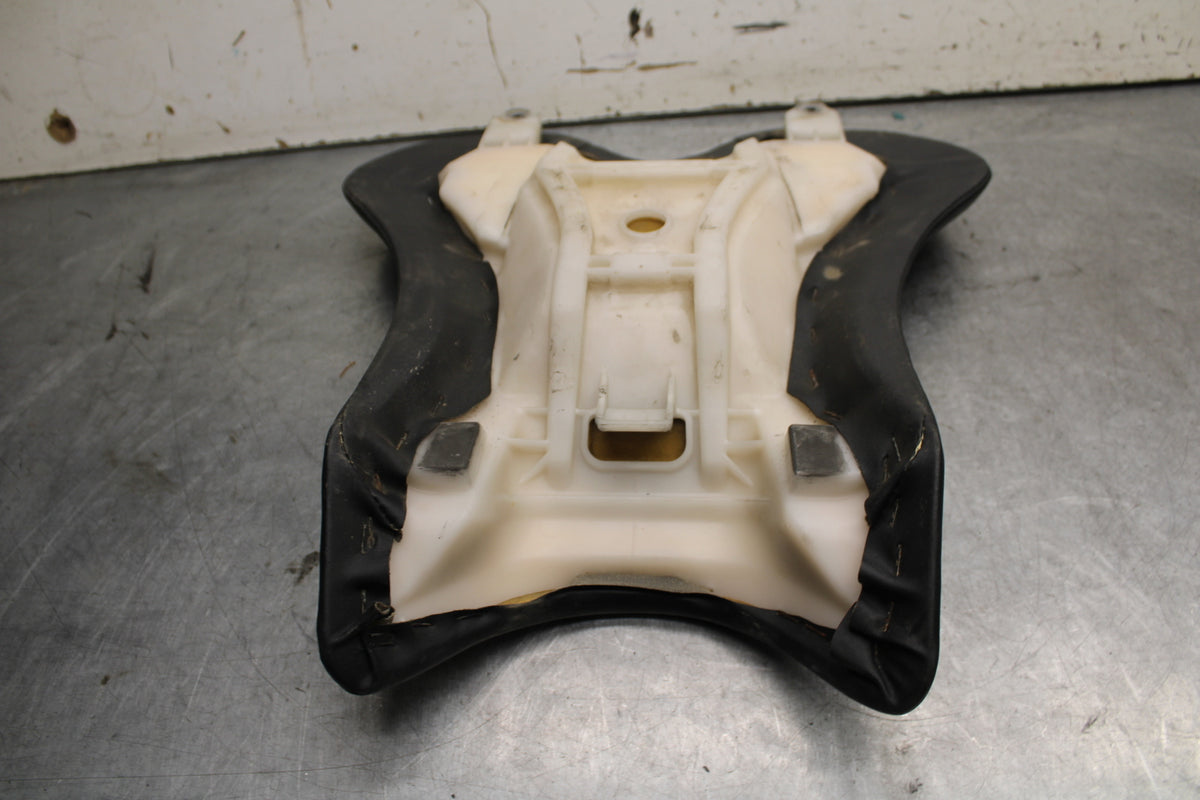 04-06 YAMAHA YZF R1 FRONT DRIVERS SEAT PAD SADDLE PILLION 5VY-24710-00-00 BB659