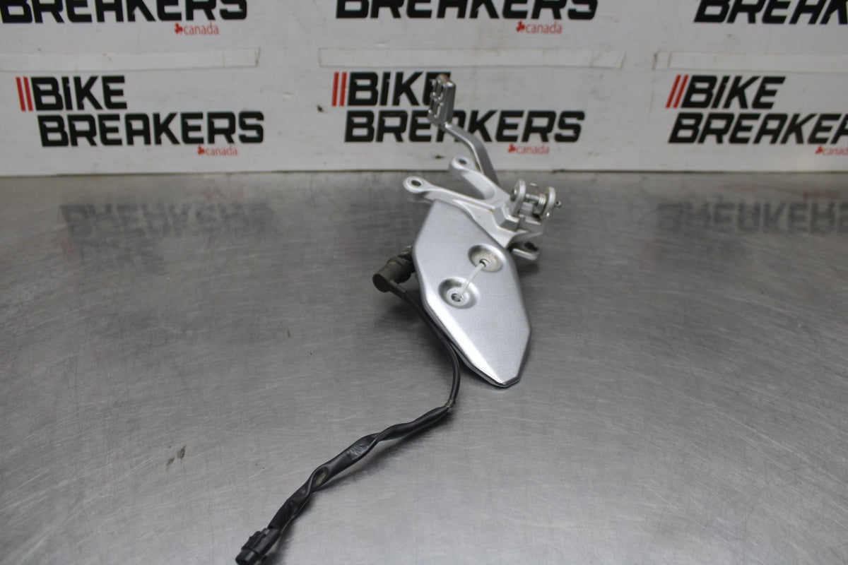 19-24 YAMAHA R3 RIGHT REARSET REAR SET DRIVER FOOT PEG REST STOP BB942