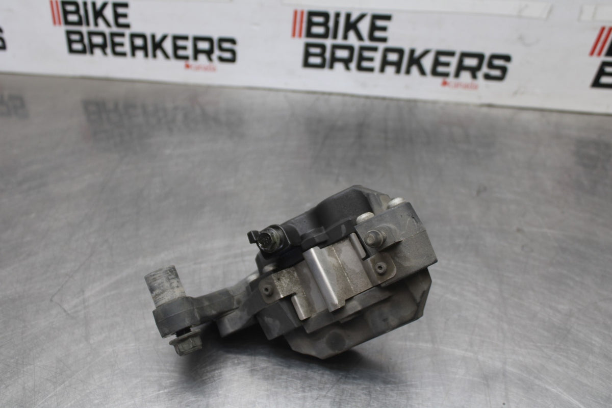 05-09 SUZUKI BOULEVARD C90 REAR BACK BRAKE CALIPER W MOUNT BRACKET BB918