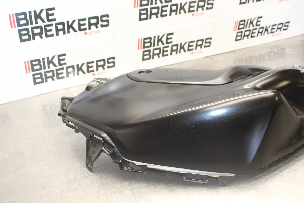 23-24 YAMAHA MT-07 LEFT GAS TANK FUEL CELL COVER FAIRING COWL BB927