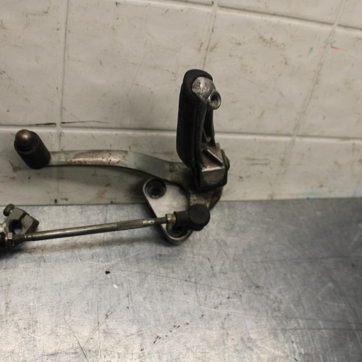 89-90 YAMAHA FZR600 LEFT REARSET REAR SET FOOT PEG W SHIFTER BB76