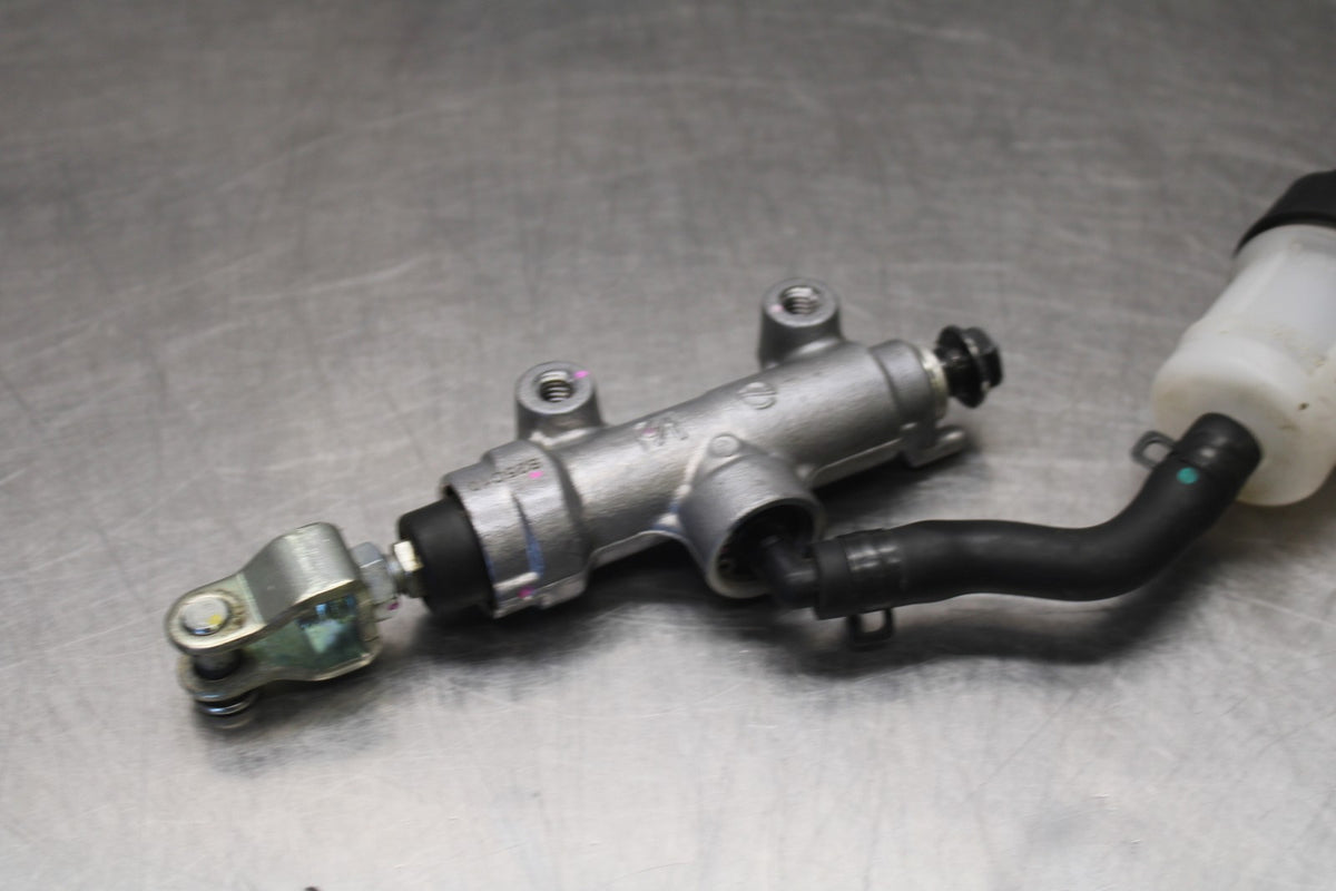 25 KAWASAKI Z900 REAR BACK BRAKE MASTER CYLINDER W RESERVOIR BB928