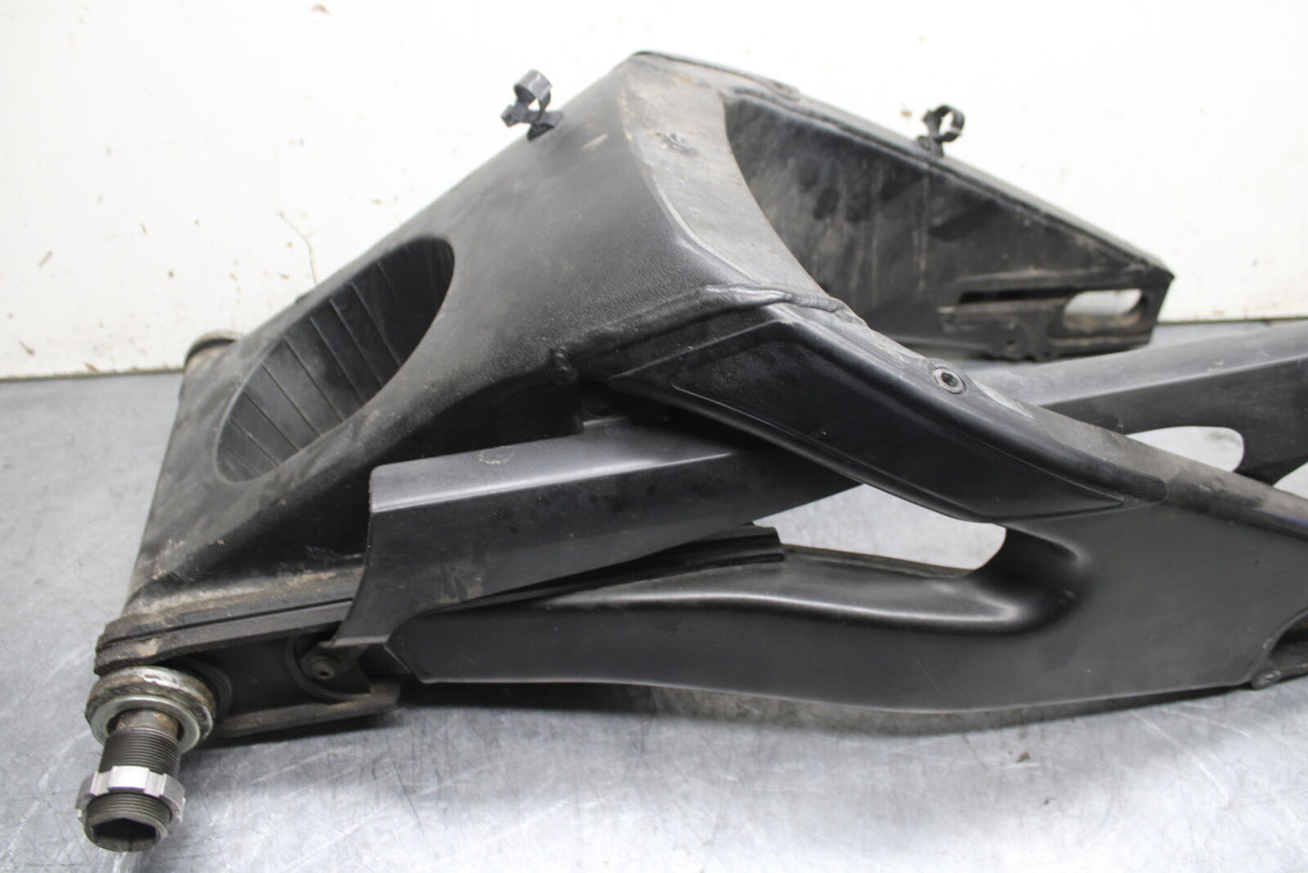 06 YAMAHA YZF R6 REAR SWINGARM BACK SUSPENSION SWING ARM BB716