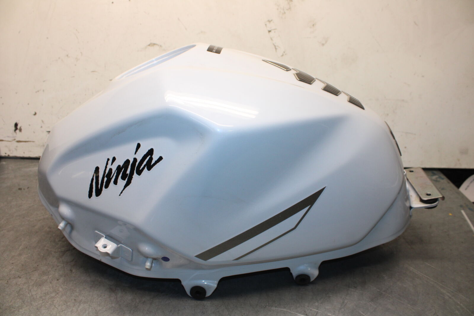 18-23 KAWASAKI NINJA 400 GAS TANK FUEL CELL PETROL RESERVOIR BB660