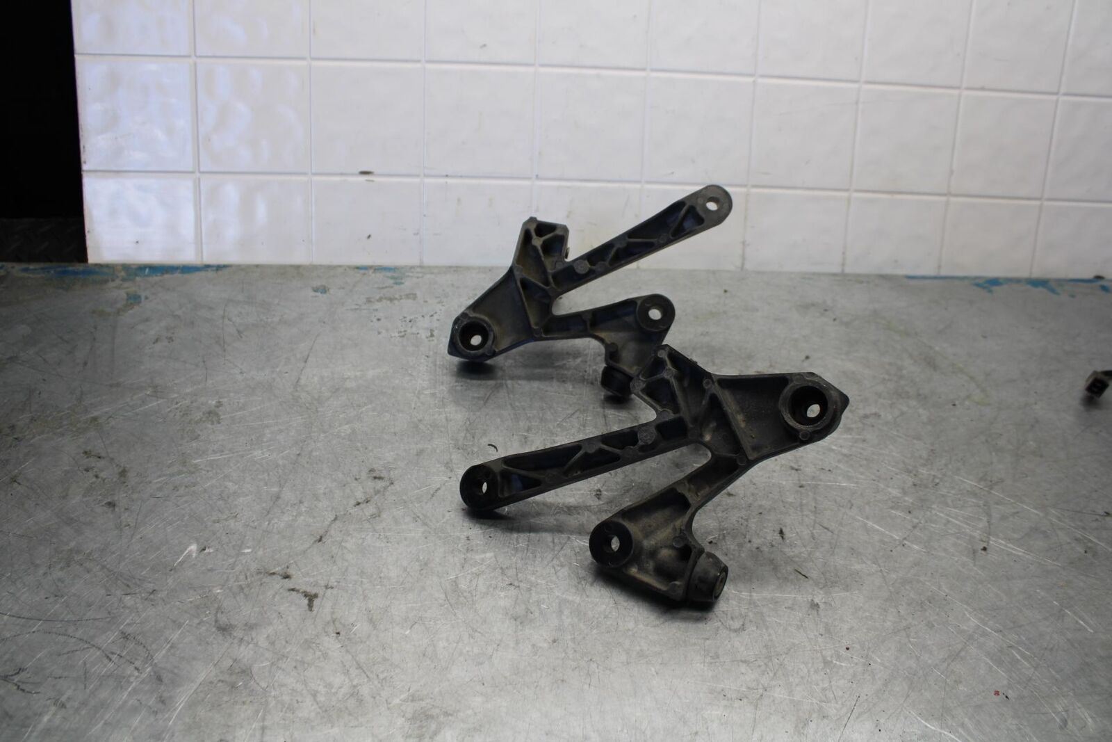 06-07 KAWASAKI NINJA ZX14R REAR BACK PASSENGER PEG SET PAIR bb433