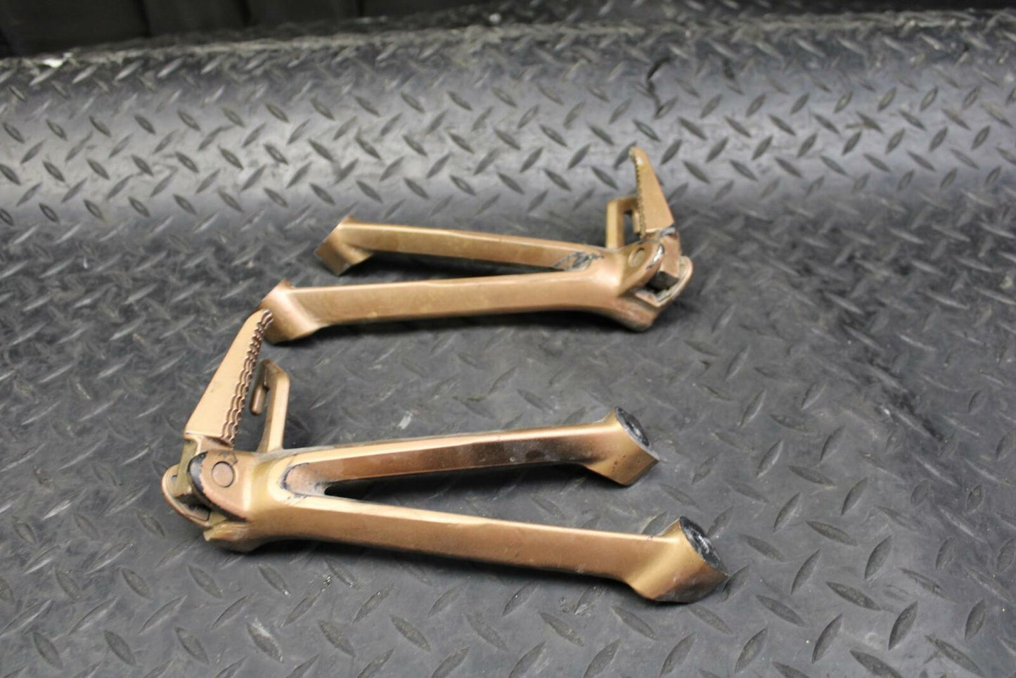 08-09 SUZUKI GSXR750 REAR BACK PASSENGER PEG SET PAIR BB 179