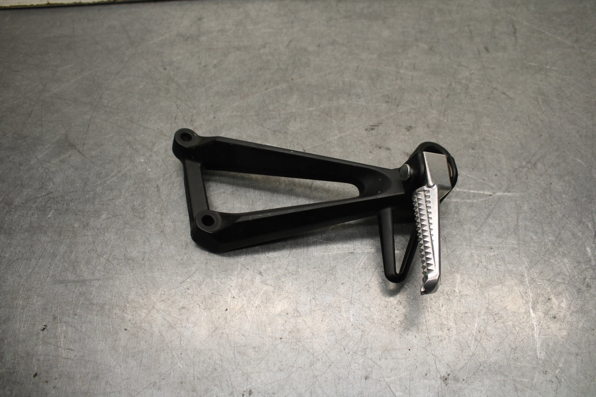 15-17 YAMAHA YZF R3 RIGHT REAR BACK PASSENGER PEG BB651