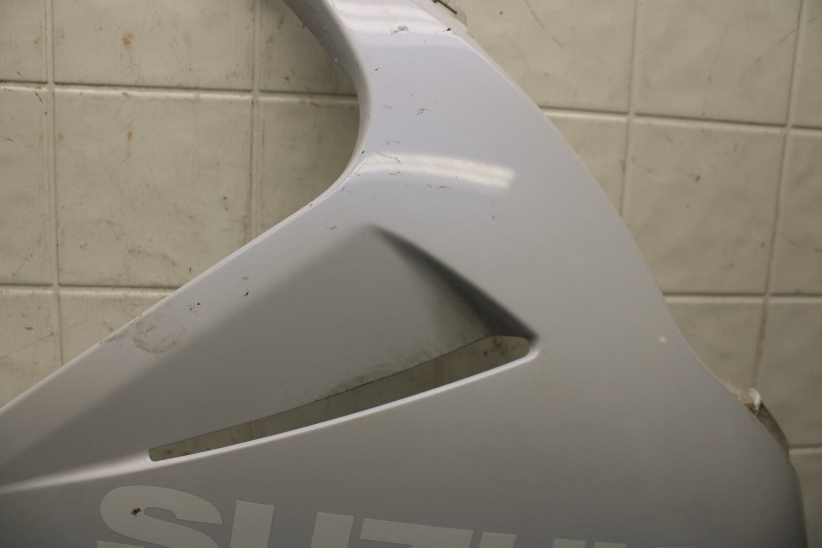 11-22 SUZUKI GSXR600 RIGHT LOWER BOTTOM BELLY SIDE WHITE FAIRING COWL BB422