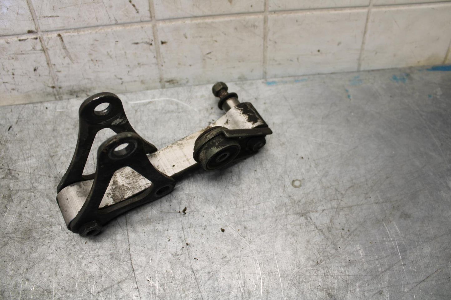 2002 Yamaha YZF R6 REAR DOGBONE SHOCK LINKAGE LINK 5EB-2217A-00-00 BB545