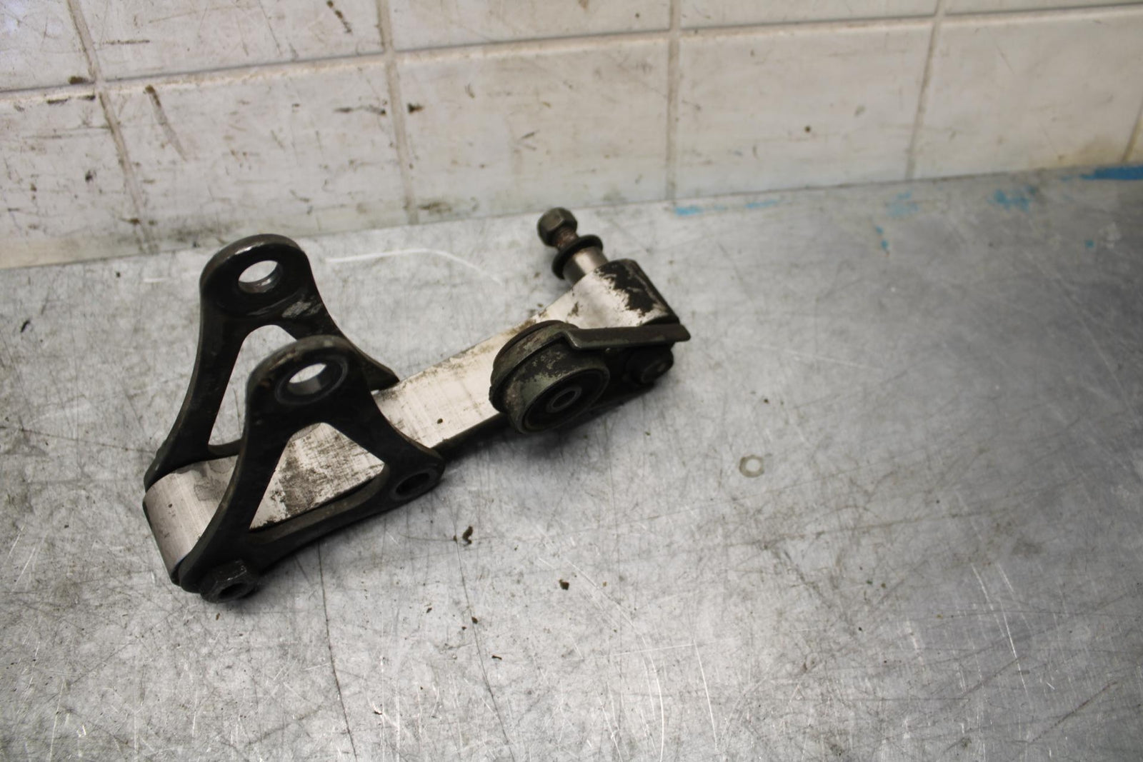 2002 Yamaha YZF R6 REAR DOGBONE SHOCK LINKAGE LINK 5EB-2217A-00-00 BB545