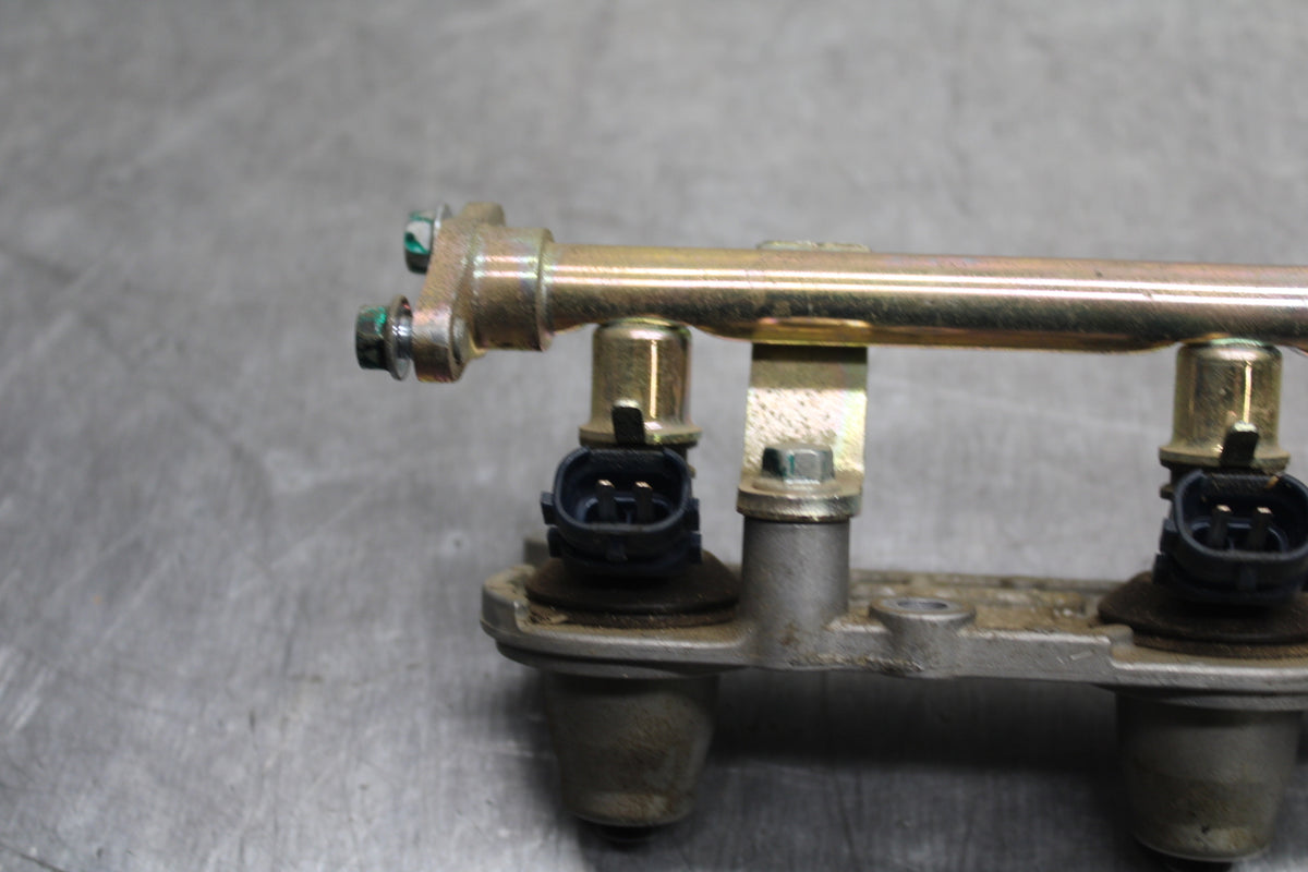 03-04 HONDA CBR600RR SECONDARY FUEL INJECTORS TOP AIRBOX GAS RAIL BB127