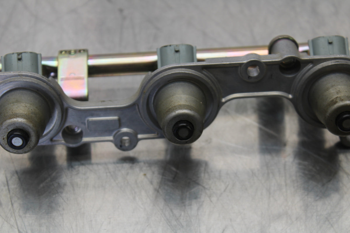 05-06 HONDA CBR600RR SECONDARY FUEL INJECTORS TOP AIRBOX GAS RAIL BB149