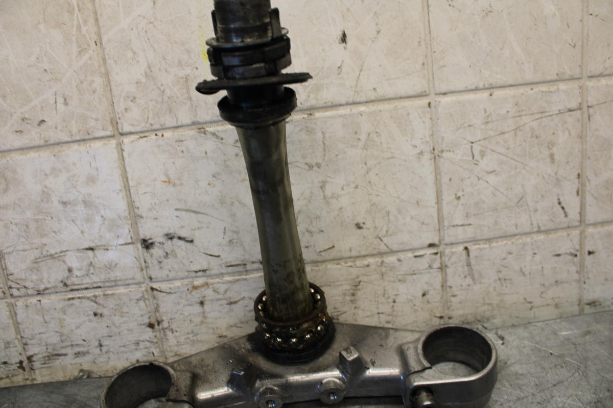 2002 Yamaha YZF R6  FORKS CLAMP LOWER TRIPLE TREE STEM 5MT-23340-00-00 BB545