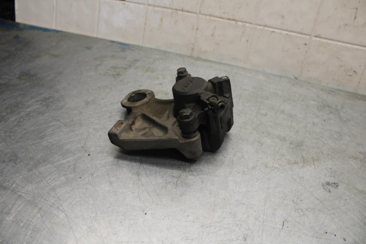07 YAMAHA YZF R6 2c0 REAR BRAKE CALIPER W HANGER BACK MOUNTING BRACKET BB423
