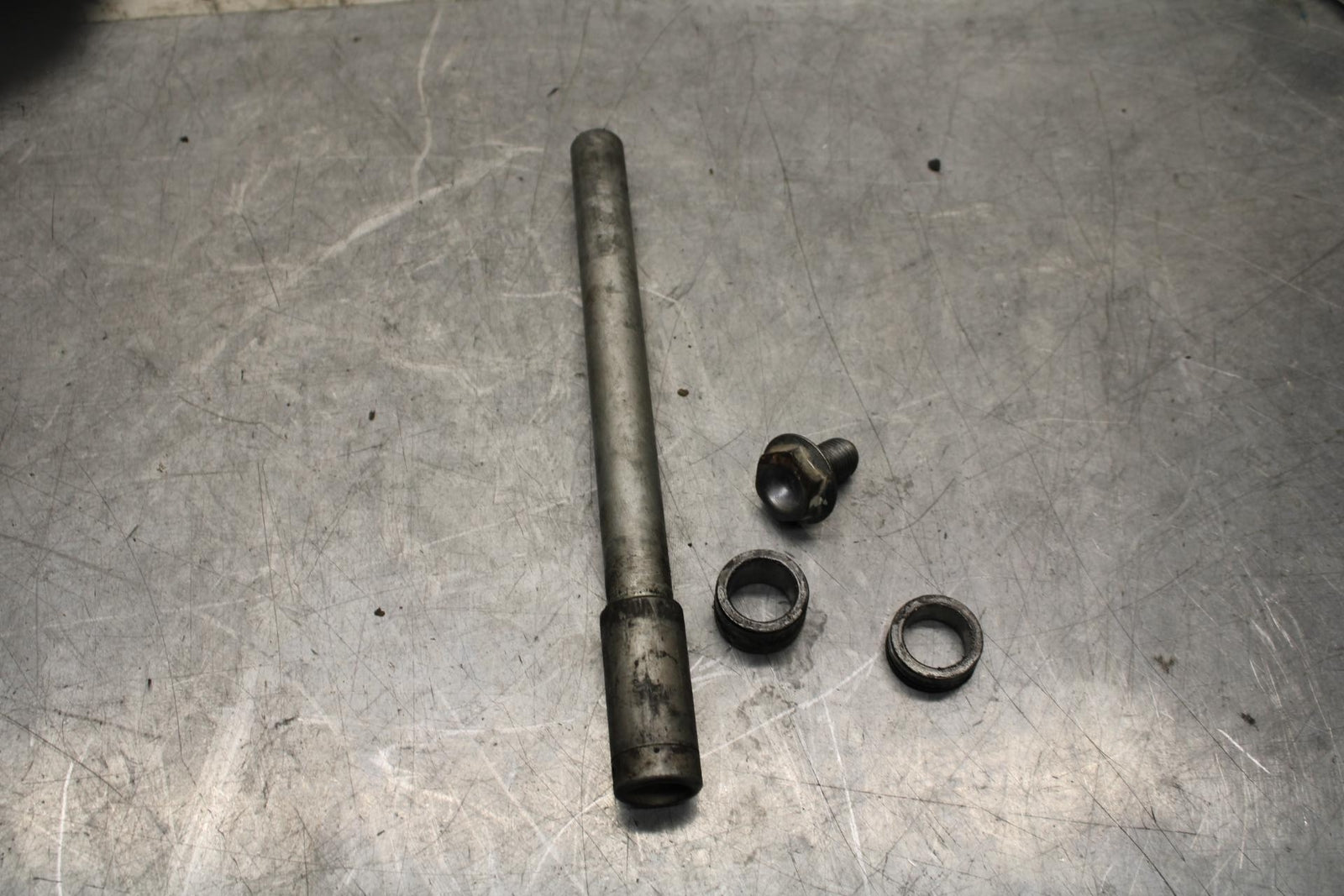 2006 Honda CBR600F4i FRONT WHEEL RIM AXLE PIVOT BOLT 44301-MBW-E11 BB567