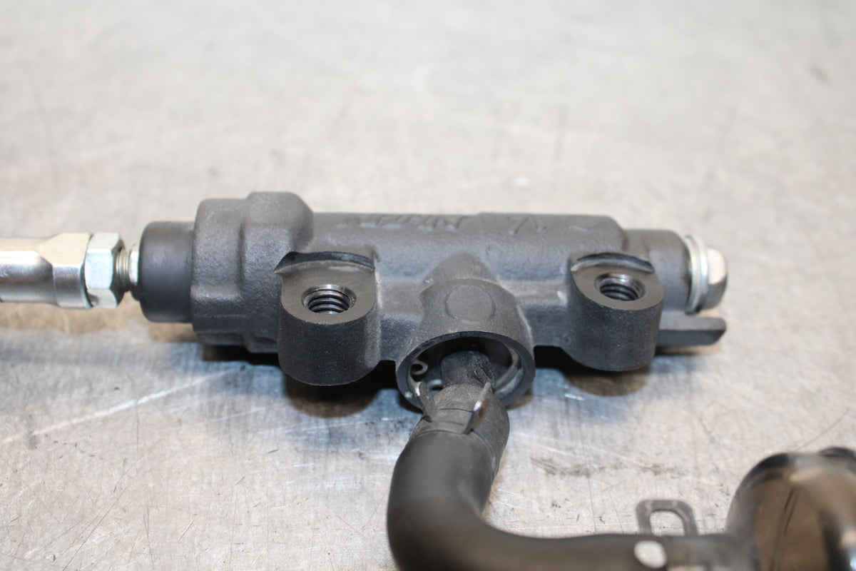 16 KAWASAKI NINJA ZX10R REAR BRAKE MASTER CYLINDER W RESERVOIR 43015-0640 BB650