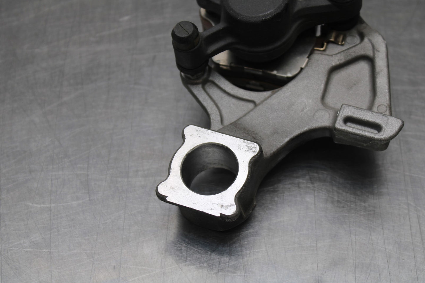07 SUZUKI GSXR1000 REAR BACK BRAKE CALIPER W MOUNT BRACKET BB770