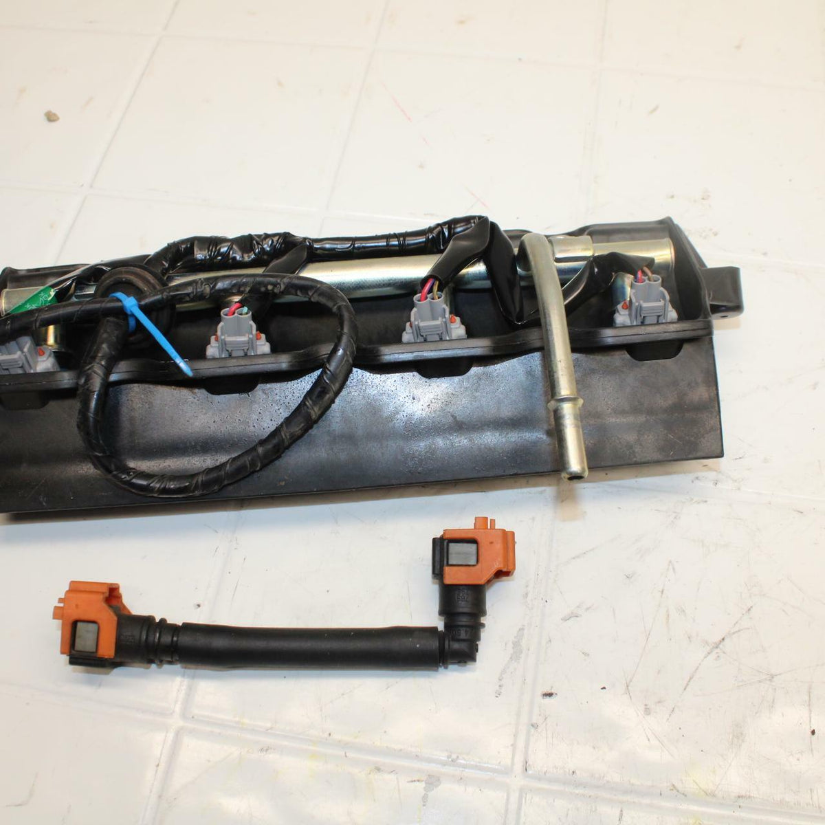 07 YAMAHA YZF R6 SECONDARY FUEL INJECTORS TOP AIRBOX GAS RAIL BB284 B