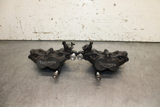 03-04 TRIUMPH DAYTONA 600 RIGHT LEFT FRONT BRAKE CALIPER SET PAIR CALIPERS BB745