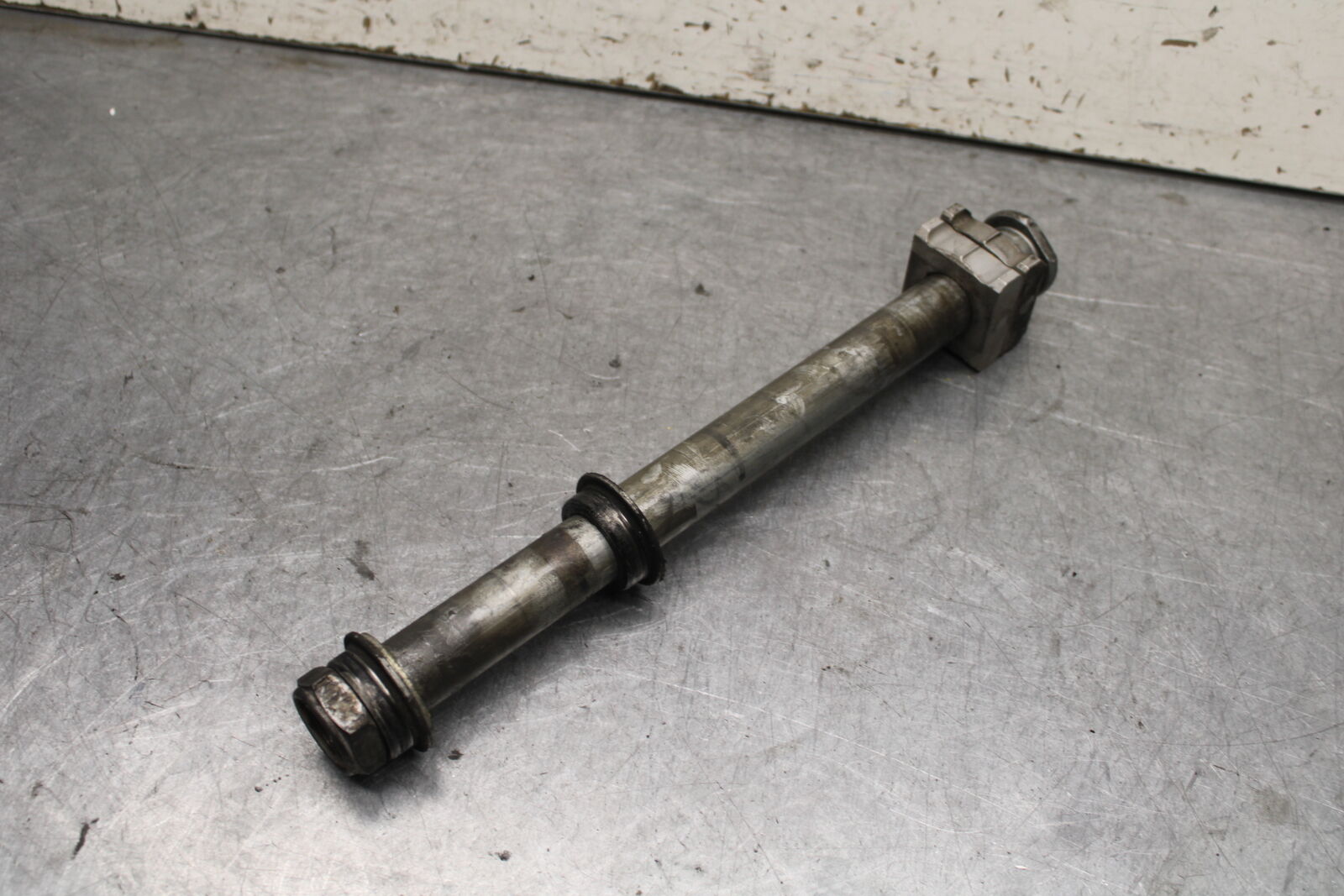 05-06 HONDA CBR600RR REAR AXLE BACK WHEEL RIM BOLT AXEL 42301-MEE-D00  BB689