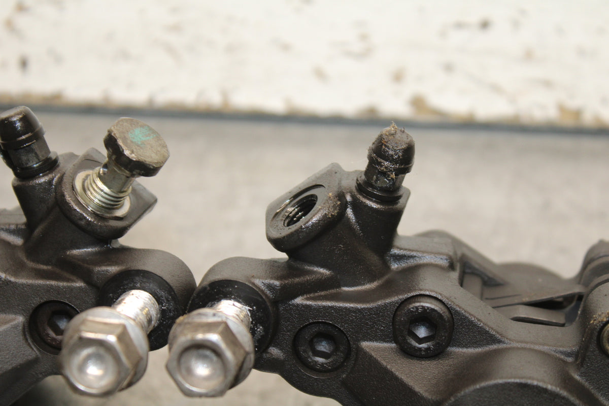 03-04 TRIUMPH DAYTONA 600 RIGHT LEFT FRONT BRAKE CALIPER SET PAIR CALIPERS BB745