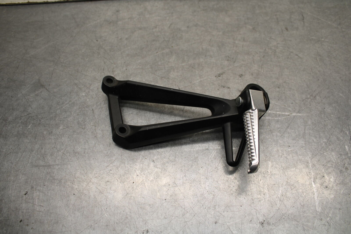 15-17 YAMAHA YZF R3 RIGHT REAR BACK PASSENGER PEG BB651