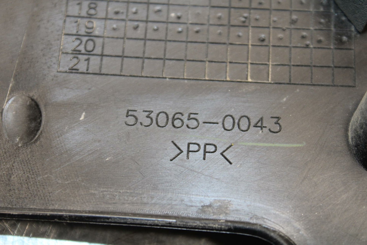 18-22 KAWASAKI NINJA 400 EX400 ABS RIGHT FRONT SIDE SEAT SADDLE PANEL TRIM BB416