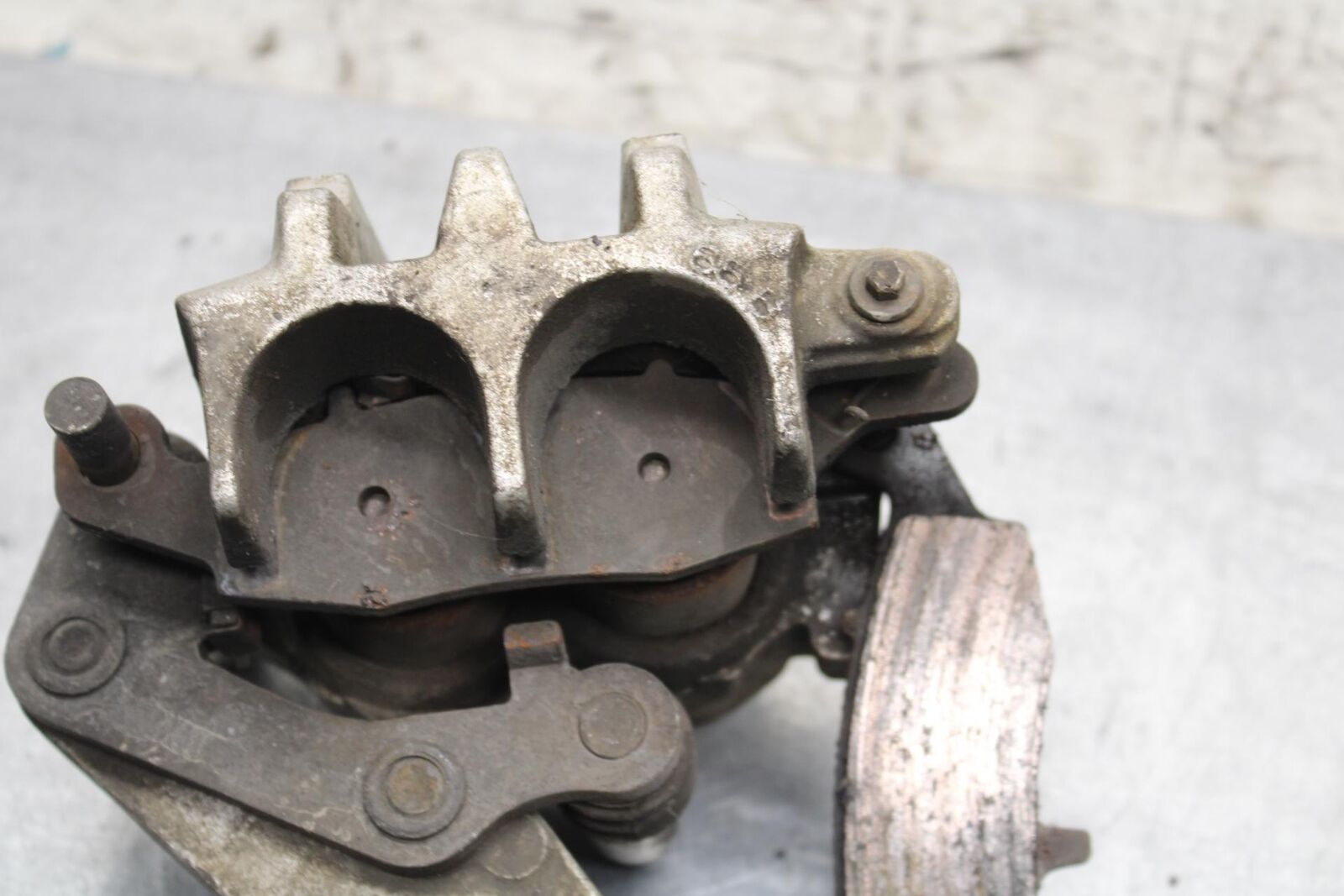 2005 Kawasaki Vulcan 1500 VN1500N Classic REAR BACK BRAKE CALIPER W MOUNT BB576