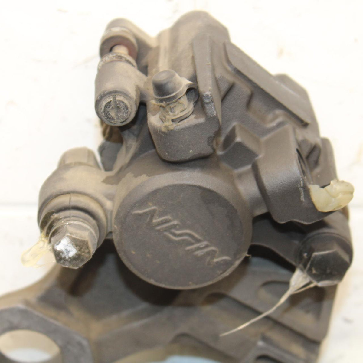 2007 Yamaha YZF R6S REAR BACK BRAKE CALIPER W MOUNT BRACKET BB594